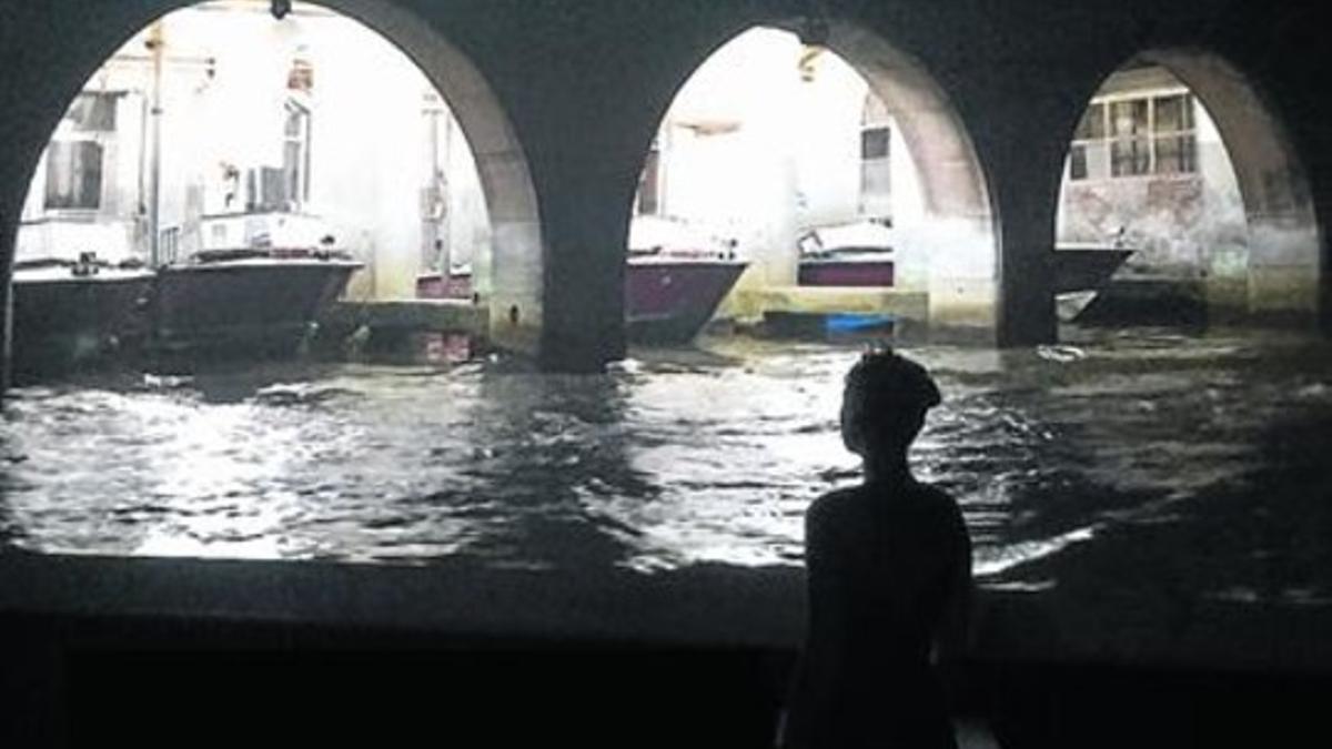 Dos imágenes de 'Dérive Veneziane', vídeo que presentará en el Festival de Venecia como artista invitado.