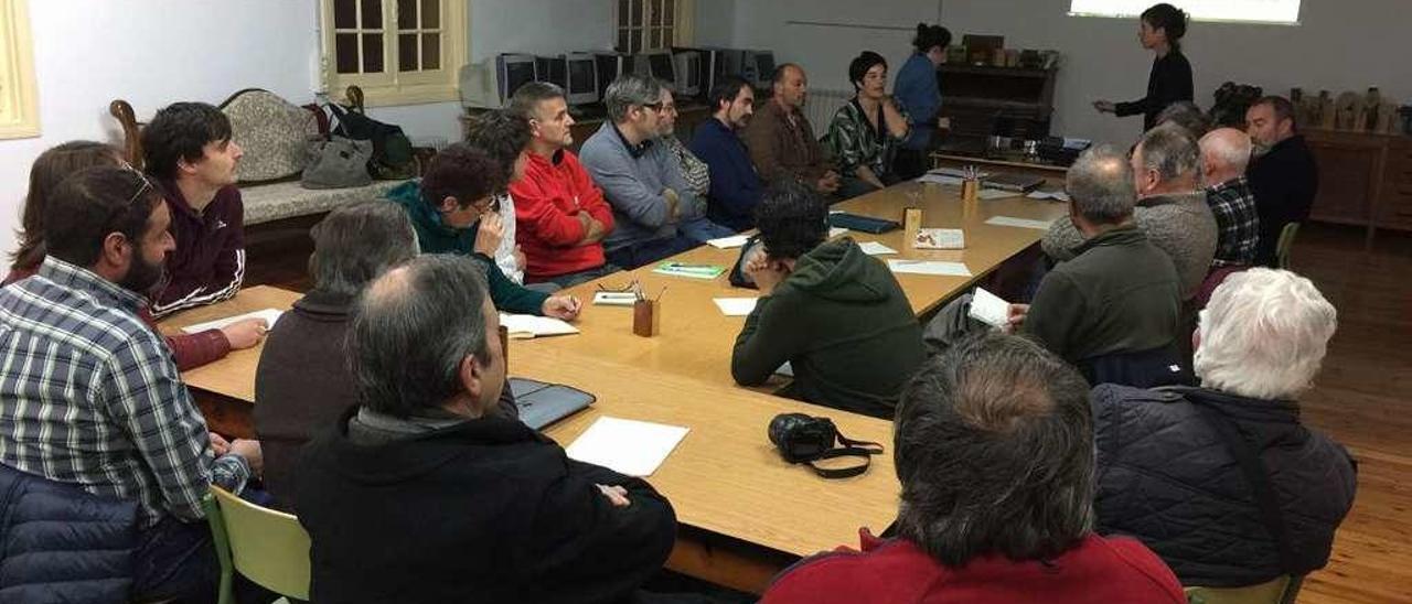 Presentación del estudio sobre saberes campesinos en la prevención de incendios en Infiesto.