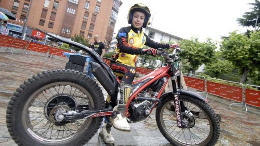 Rodrigo Marchal, con su moto, en el parque Dorado de Sama.