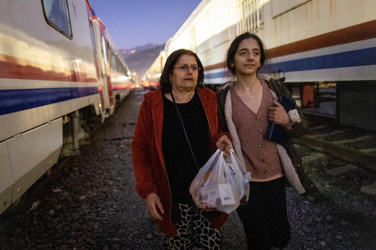 Vivir en un tren: la única salida de muchas familias tras el terremoto en Turquía