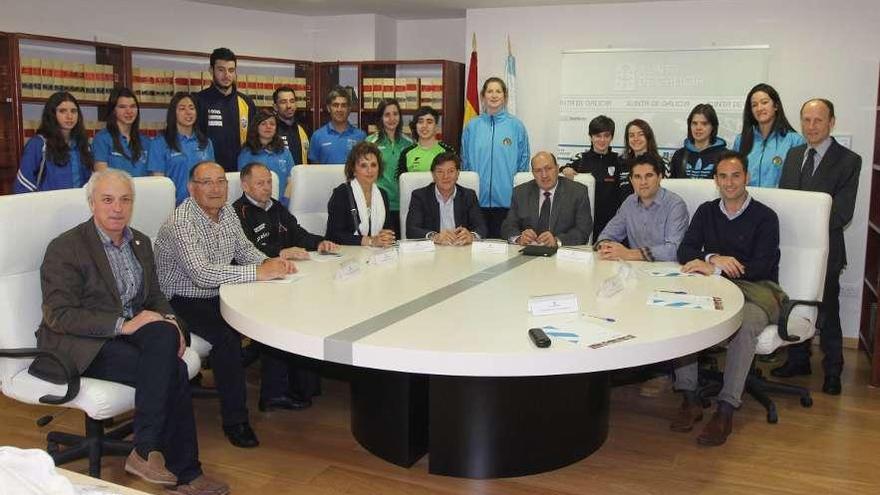 Arriba, la firma del convenio entre la Fundación Deporte Galego y los clubes ourensanos; abajo, Lete Lasa y Rogelio Martínez posan con los medallistas en el Europeo de gimnasia de trampolín. // I.O/B.L.