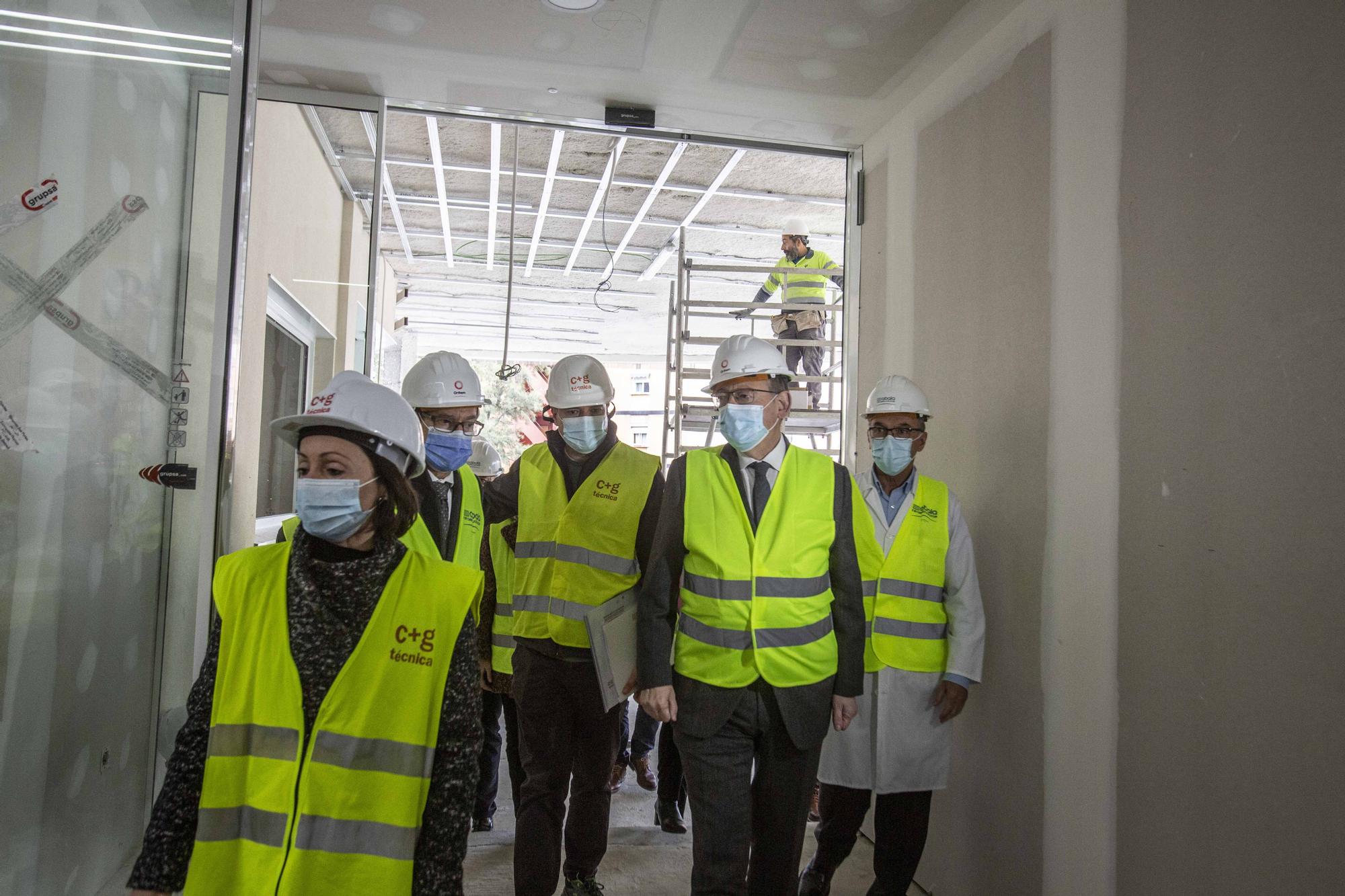 Visita de Puig a la ampliación de urgencias del Hospital de Alicante