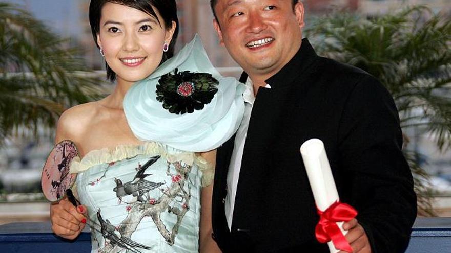 El director chino Wang Xiaoshuai  y la actriz china Gao Yuanyuan posan para los medios tras recibir el Premio del Jurado 2005 del 58 Festival de Cine de Cannes por la película &quot;Shanghai Dreams&quot; .