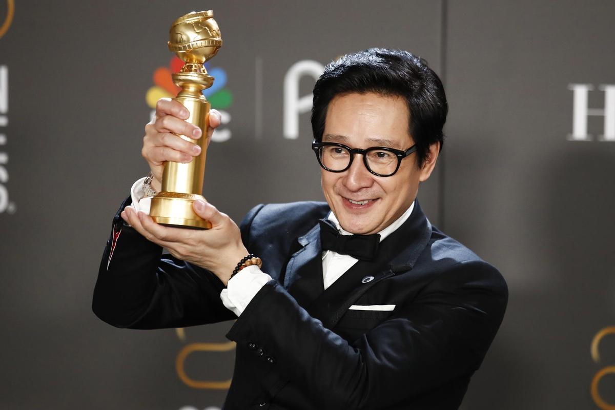 El actor vietnamita-americano Ke Huy Quan posa con el galardón a Mejor Actor Secundario en una Película.