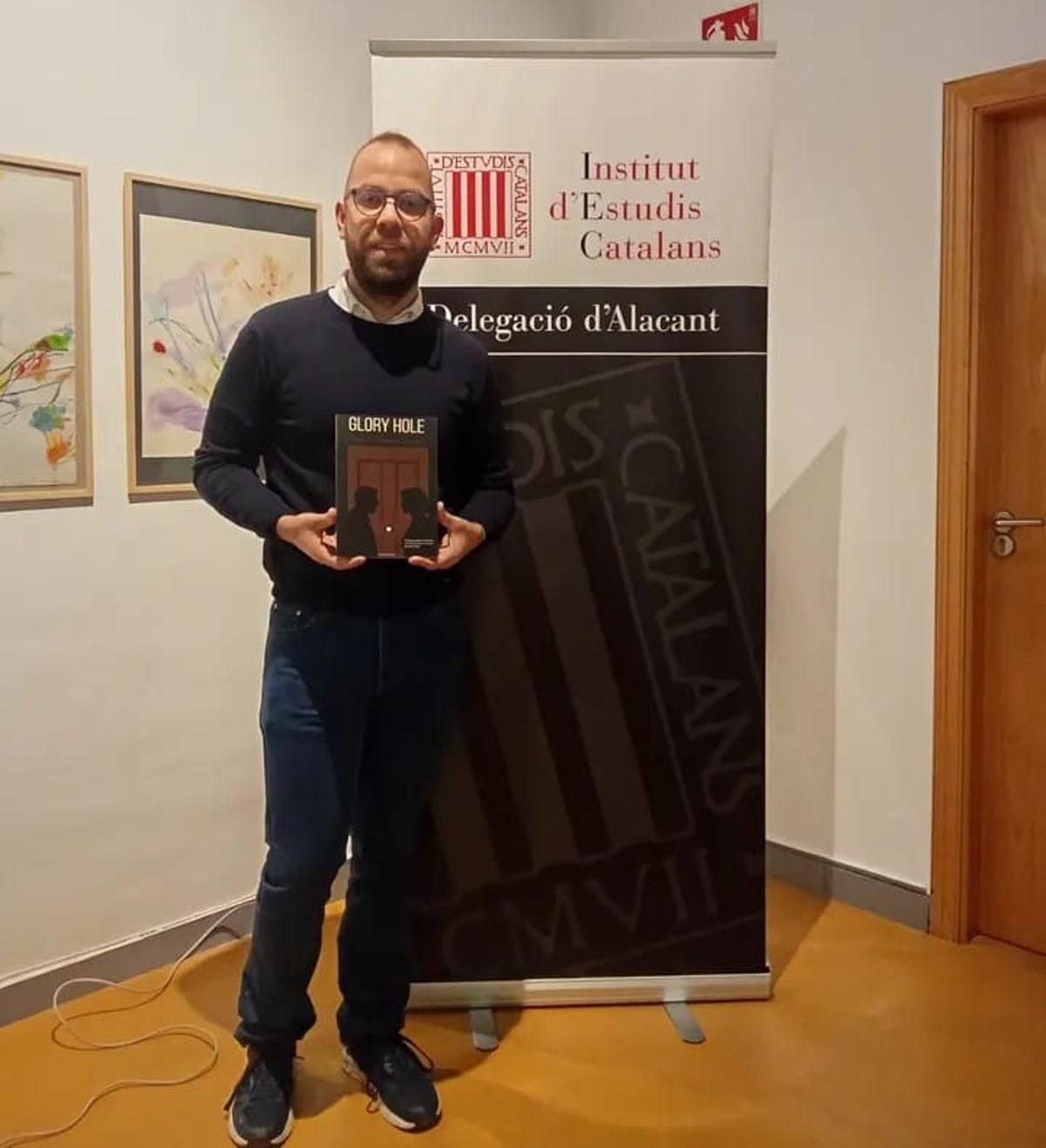 El oriolano David Sánchez Pacheco, con su obra "Glory Hole"