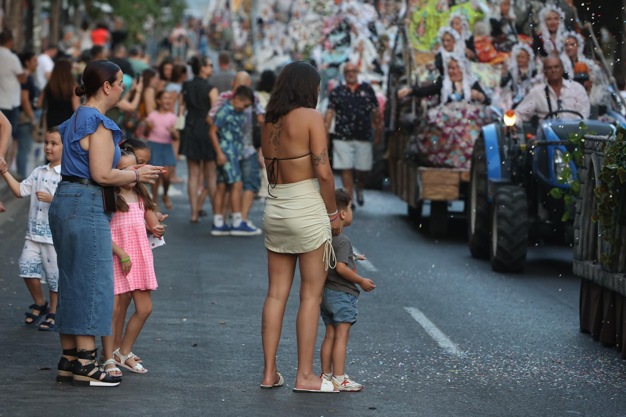 El Coso Multicolor llena Alicante de color en su nuevo recorrido