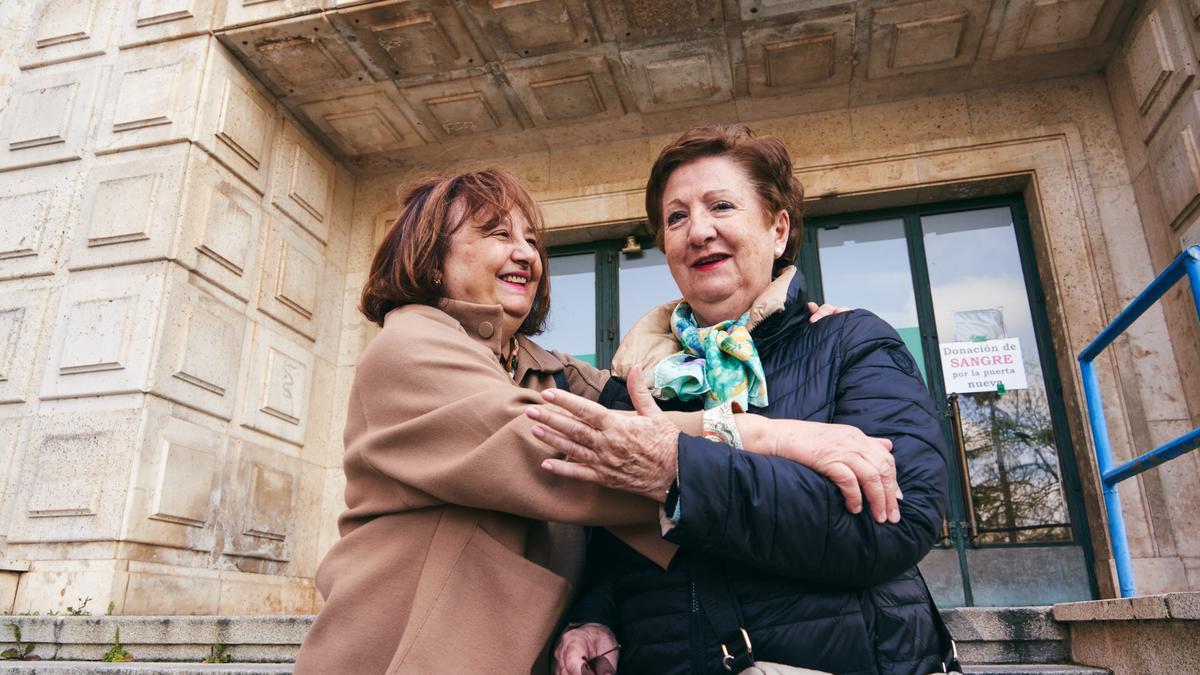 Concepción Domínguez (izquierda) y Gloria Ugartemendía, posan en el hospital San Pedro de Alcántara, donde iniciaron su profesión.