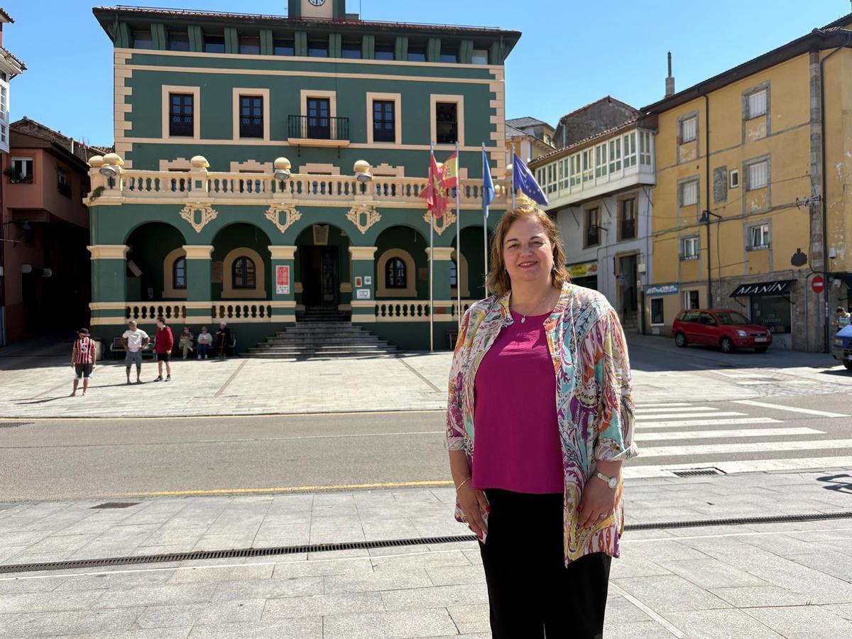 Montse Fernández ante el ayuntamiento de Tineo.