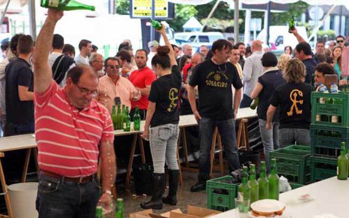 La II Feira da Sidra cumple expectativas con 2.000 visitantes y un millar de botellas