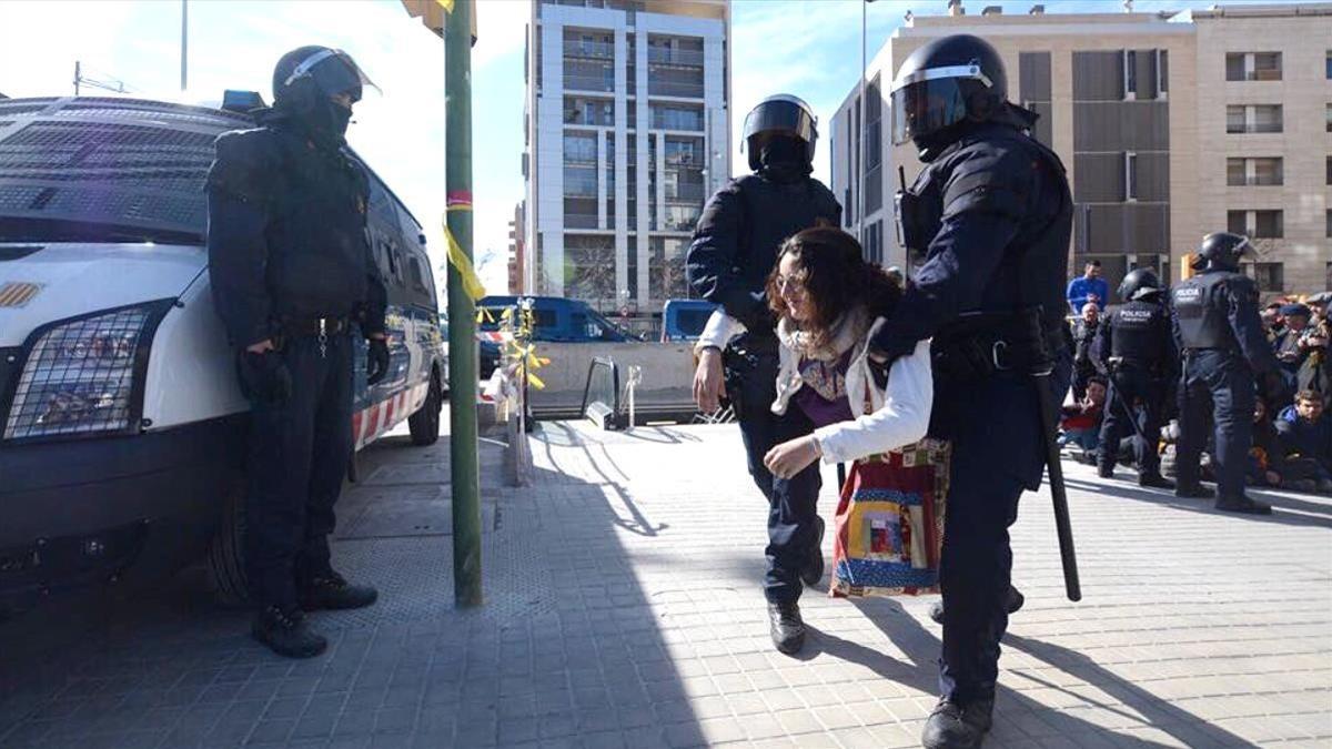 Decenas de personas intentan boicotear la inauguración de la estación de Sabadell Centre