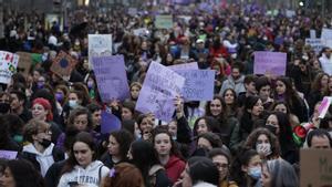 15.000 dones contra el masclisme a Barcelona al so d’‘Ay mamá’