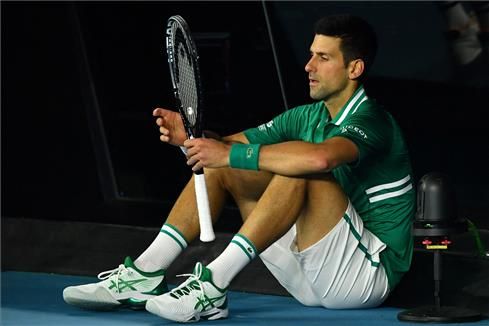 Djokovic, sentado en la central del Abierto de Australia.