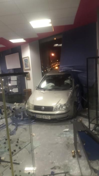 Un coche fuera de control se estrella contra una tienda en las Avenidas de Palma