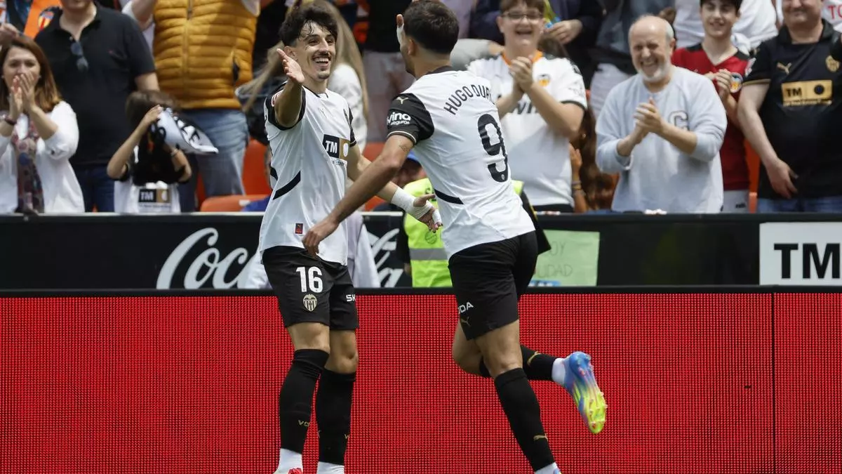El Valencia golea al Getafe y los azulones no terminan de sellar la permanencia