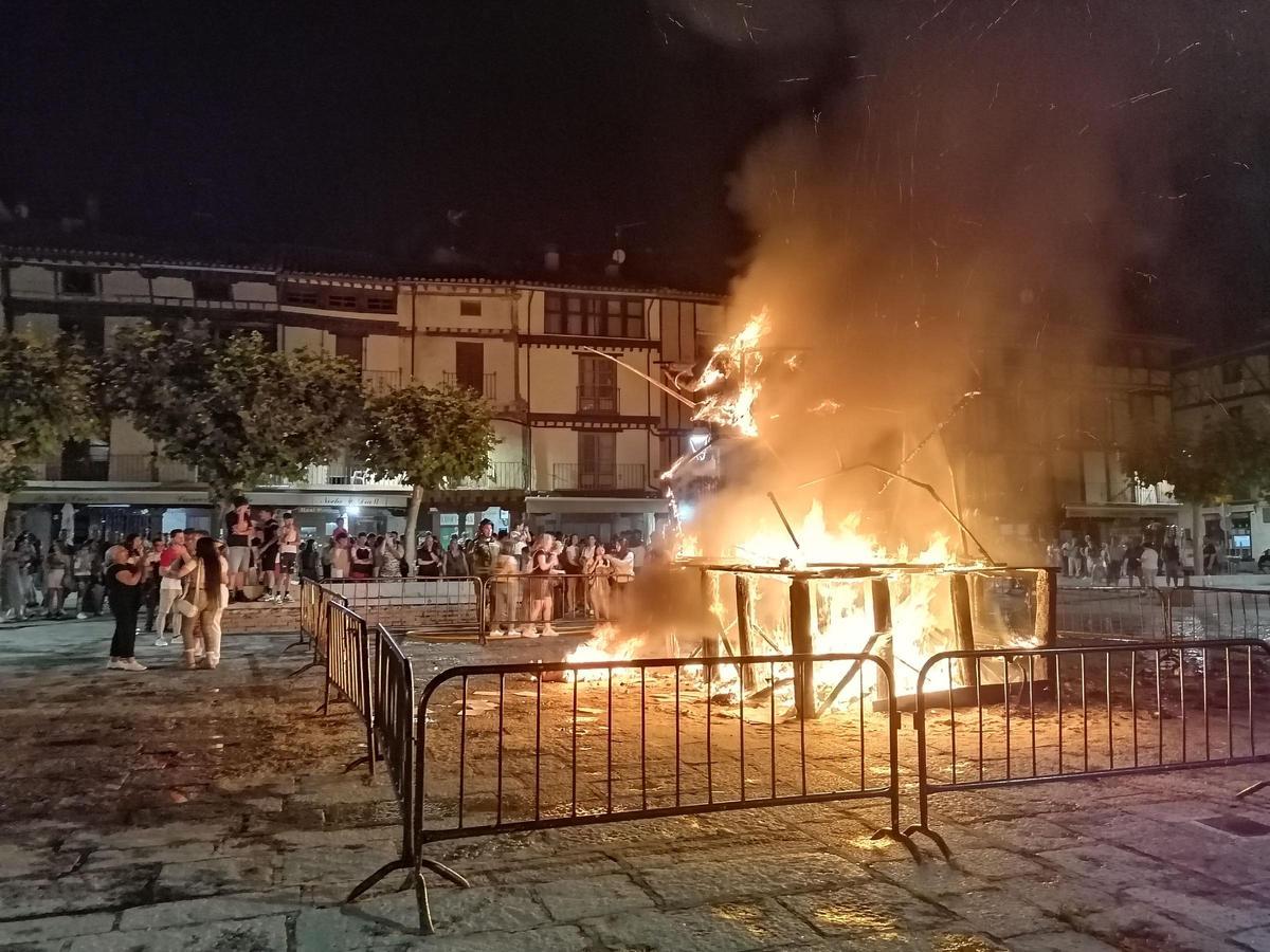 GALERÍA | Toro revive la noche de San Juan con música y fuego