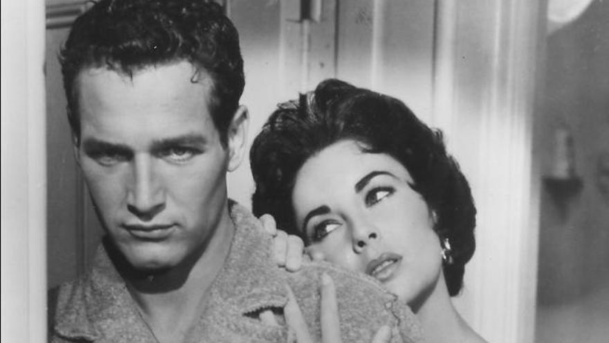 Paul Newman, junto a Elizabeth Taylor, en una escena de &#039;La gata sobre el tejado de zinc&#039;.