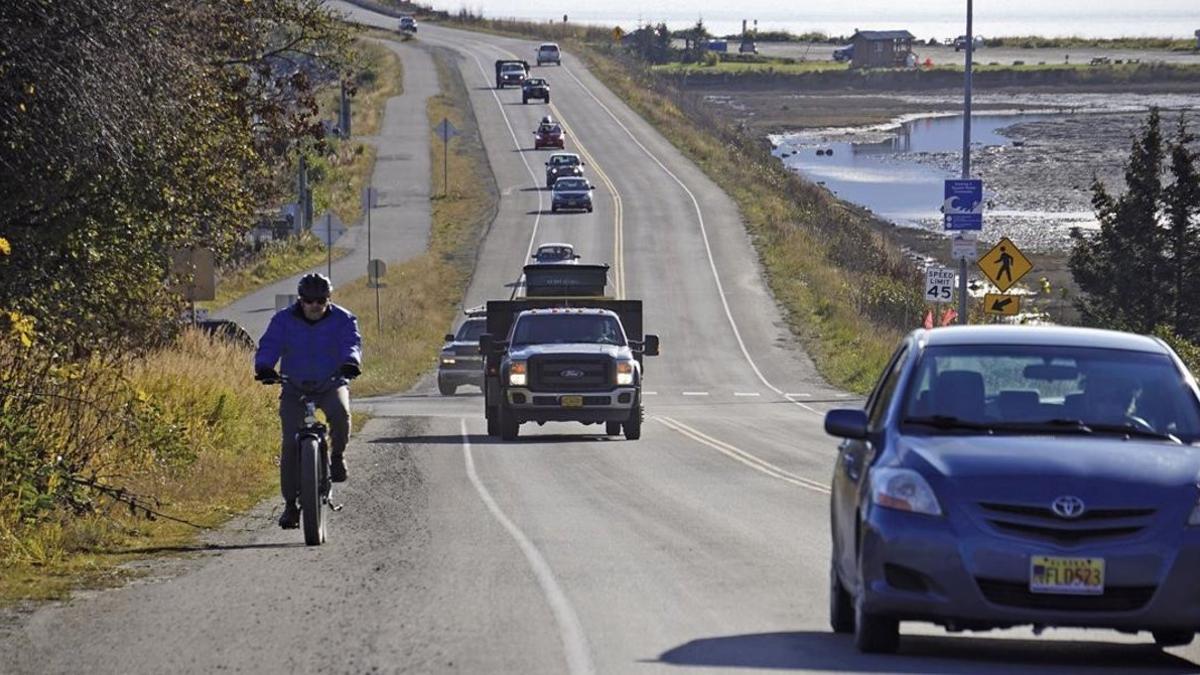 Vehículos saliendo de la ciudad Homer Spit, en Alaska, el lunes 19 de octubre de 2020 después de la alerta por tsunami.