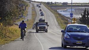 Vehículos saliendo de la ciudad Homer Spit, en Alaska, este lunes, después de la alerta por tsunami.