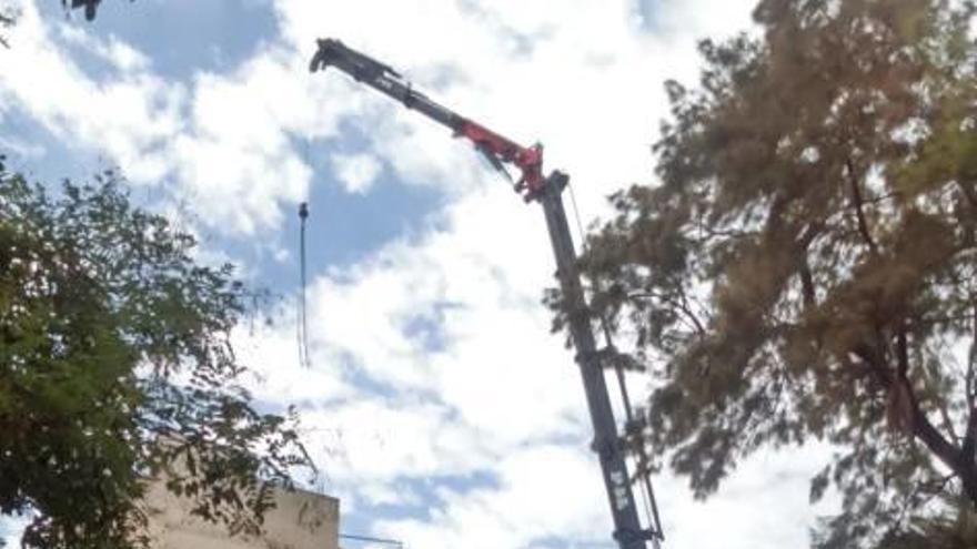 La grúa en plena plaza de España.