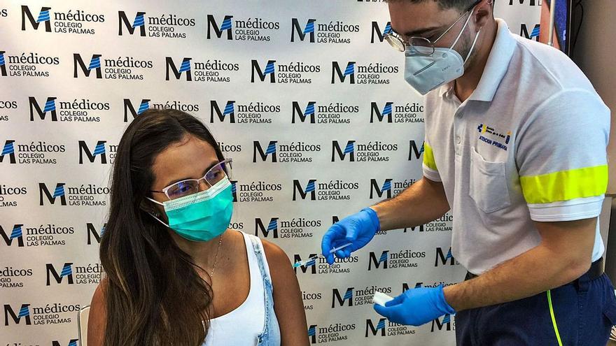 El Colegio de Médicos de Las Palmas, pionero en el país en vacunar en sus instalaciones