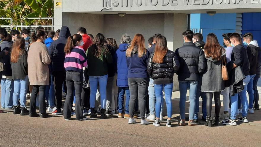 Compañeros de Pablo Sierra depositan velas ante el Instituto de Medicina Legal