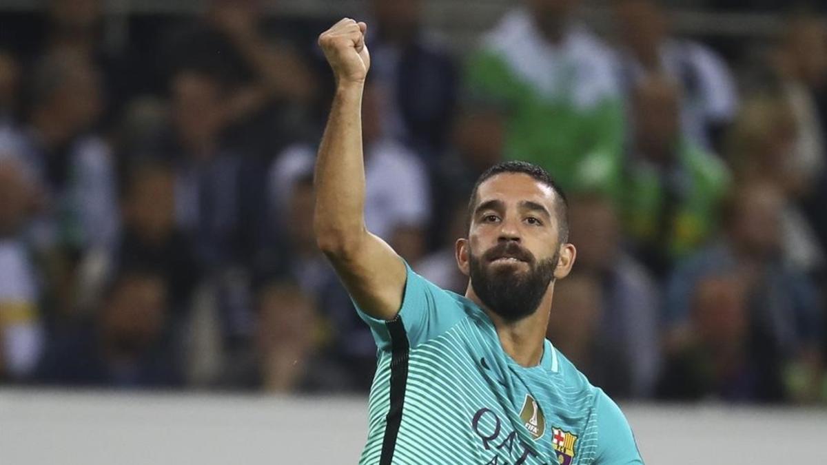 Arda Turan celebra el gol poco después de entrar en el campo.