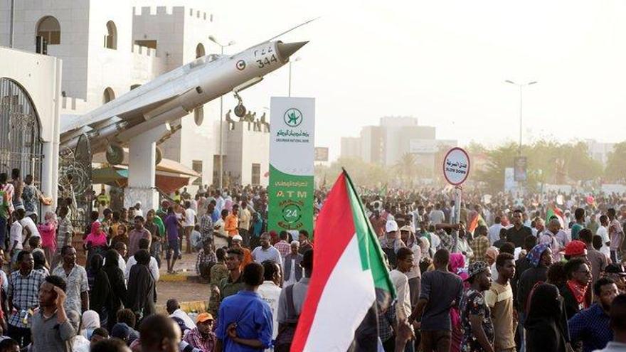 Nuevas protestas multitudinarias contra los militares en Sudán para reclamar que cedan el poder