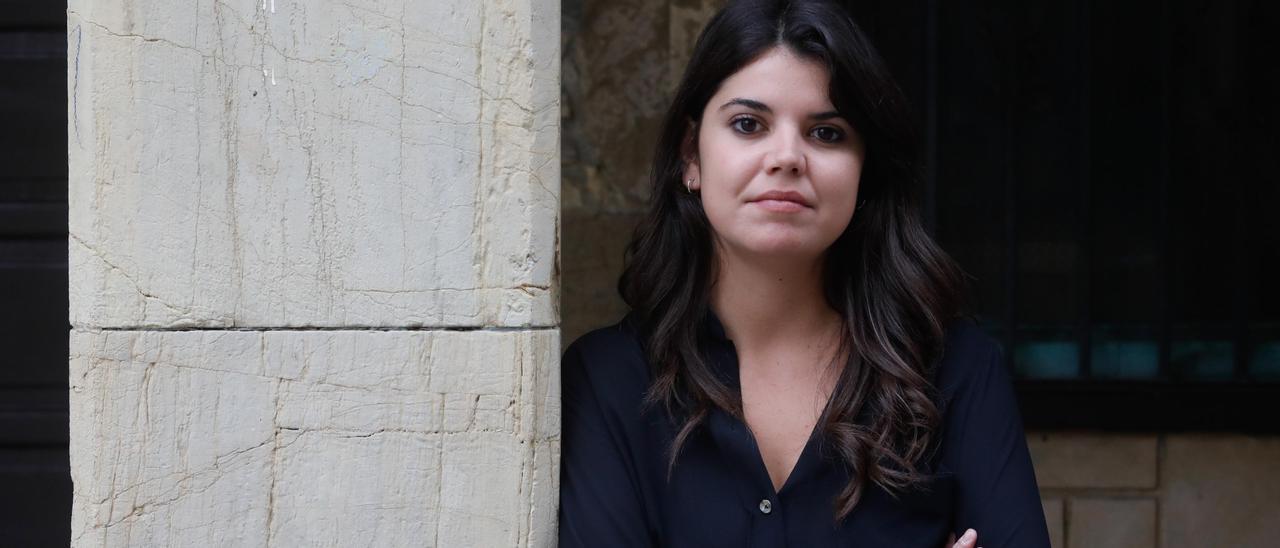 Raquel Ruiz, en los soportales del Ayuntamiento de Avilés.