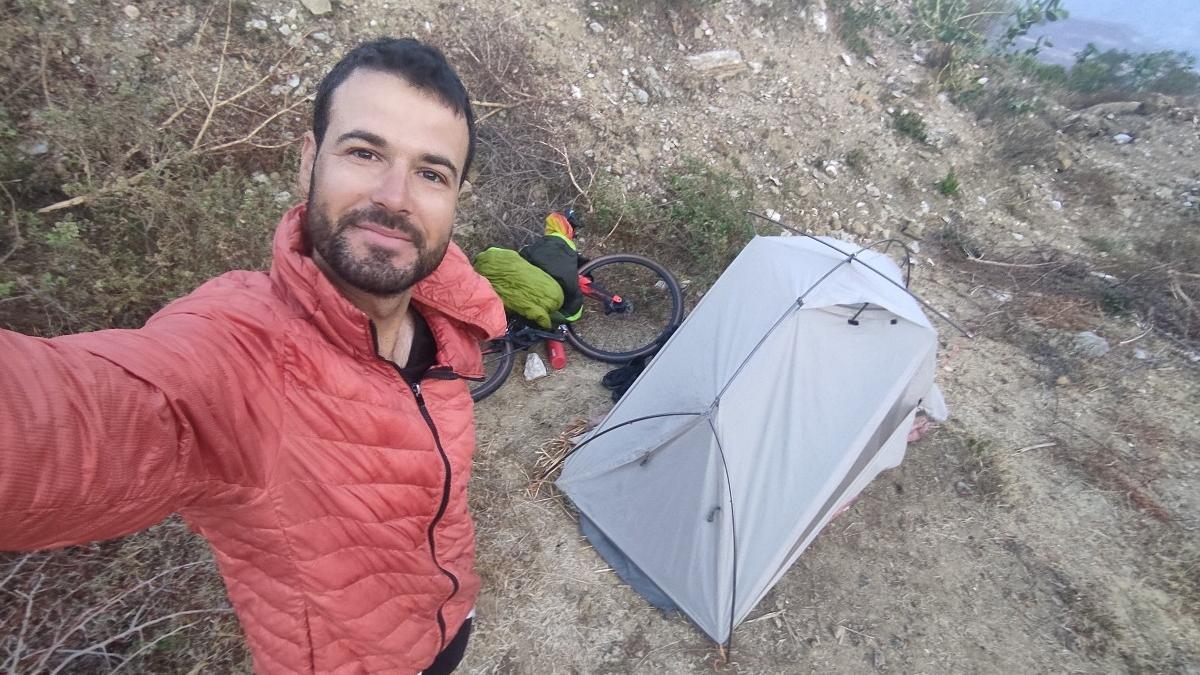 Juanma durmiendo al aire libre en su tienda de campaña