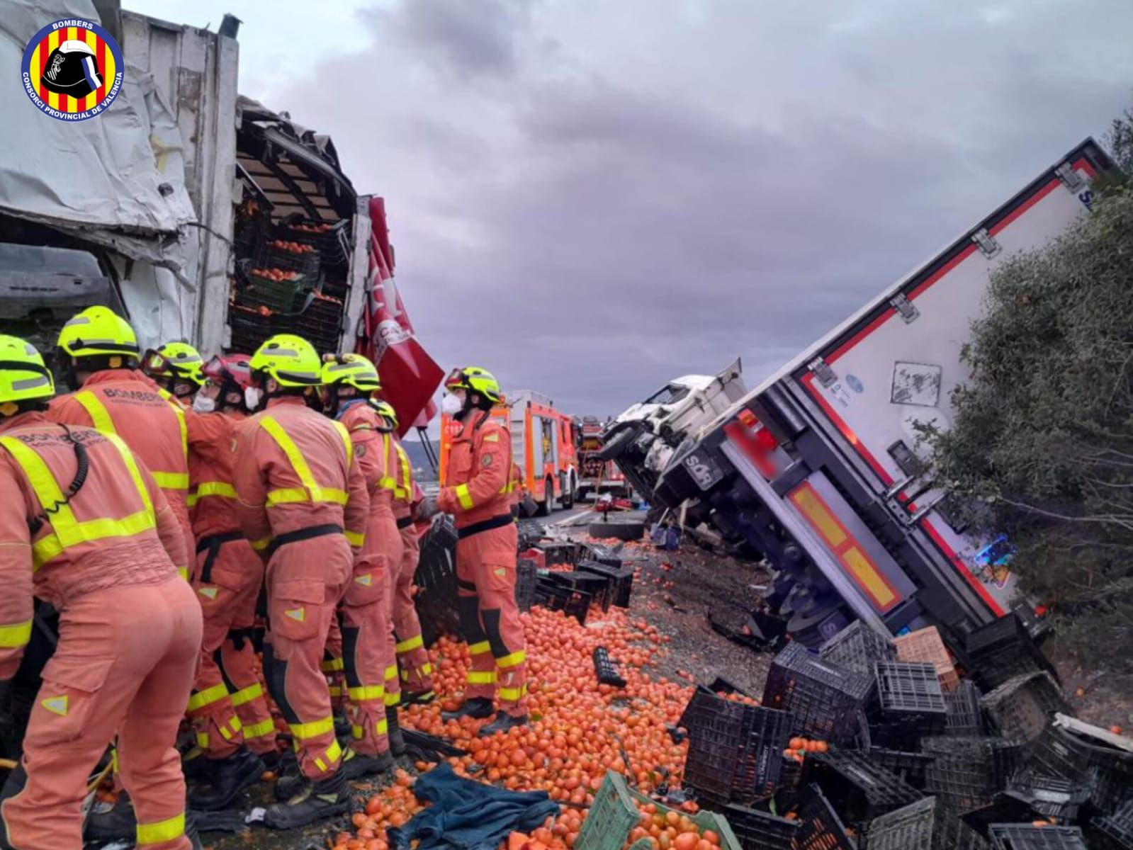 Fallece el conductor de un camión tras un brutal choque en la A-35 a la altura de Vallada