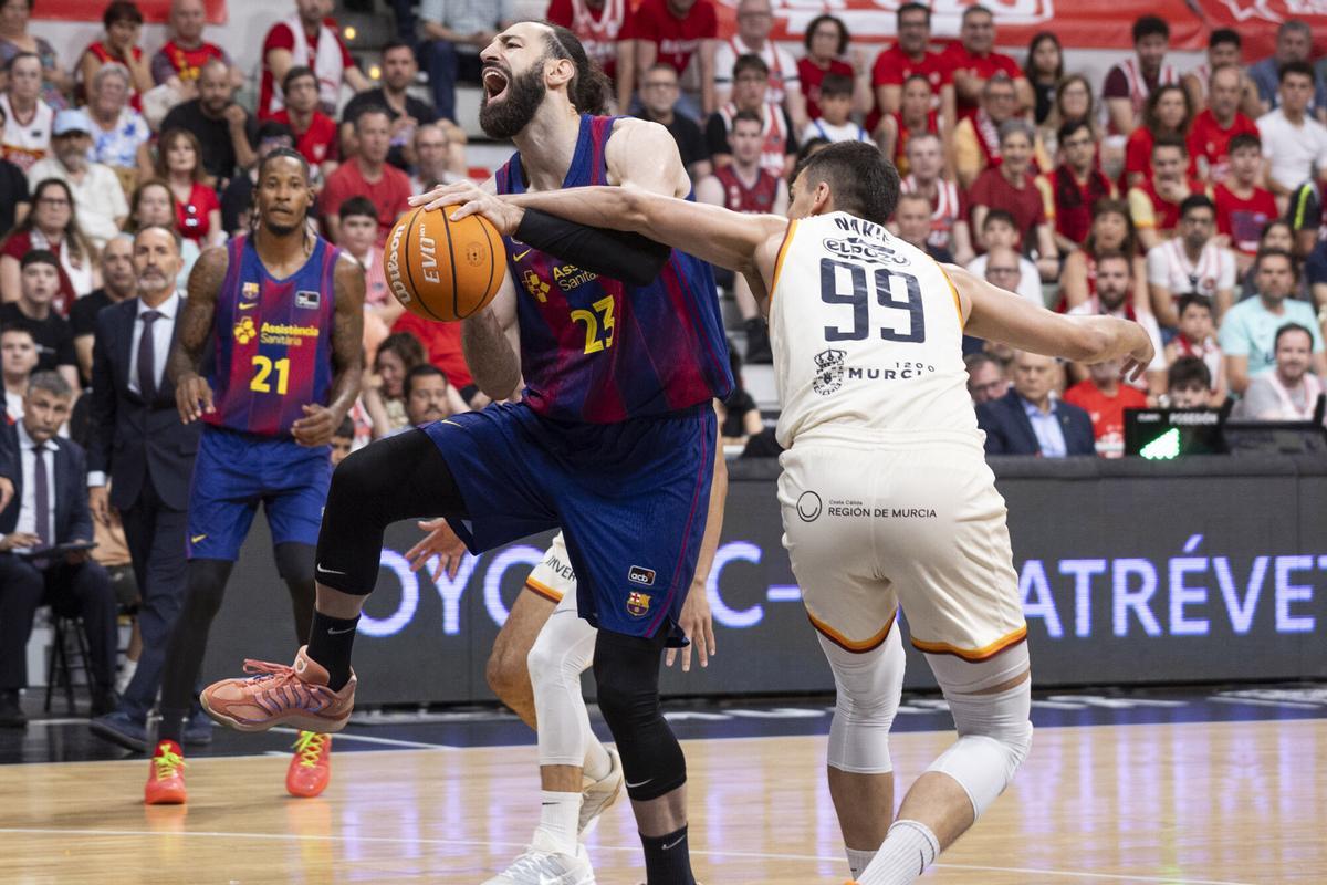 El Barça supera el Múrcia i el Madrid acaba humiliat