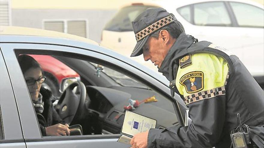 La Policía Local refuerza el control del uso del móvil en la conducción