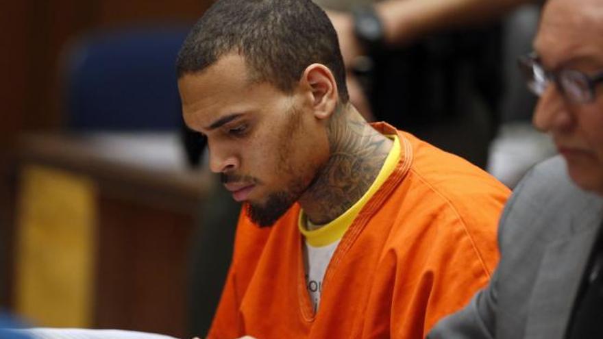 Chris Brown seguirá en prisión.