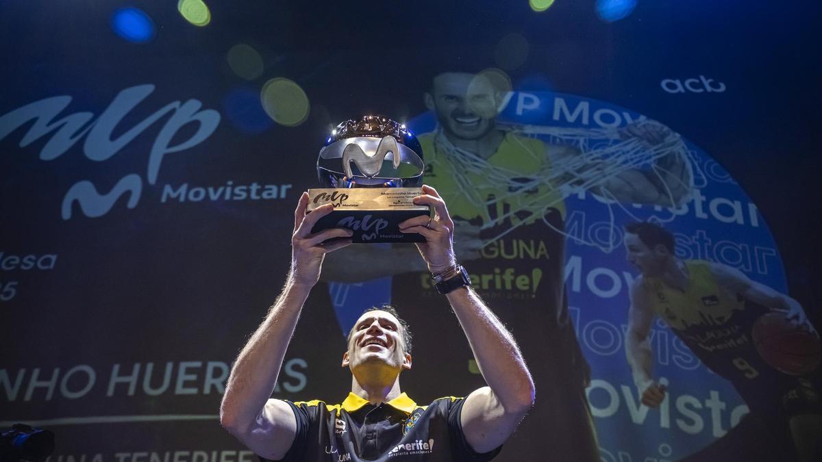 Marcelinho Huertas sostiene el trofeo al MVP Movistar.