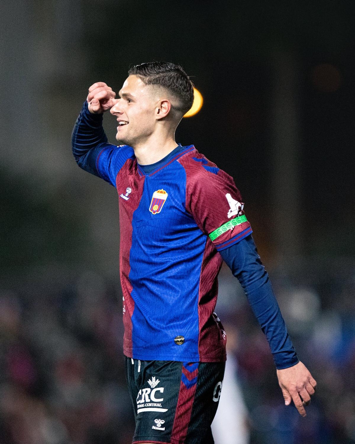 Nacho Quintana se señala la cabeza el pasado sábado, tras hacer un gol al Sabadell.