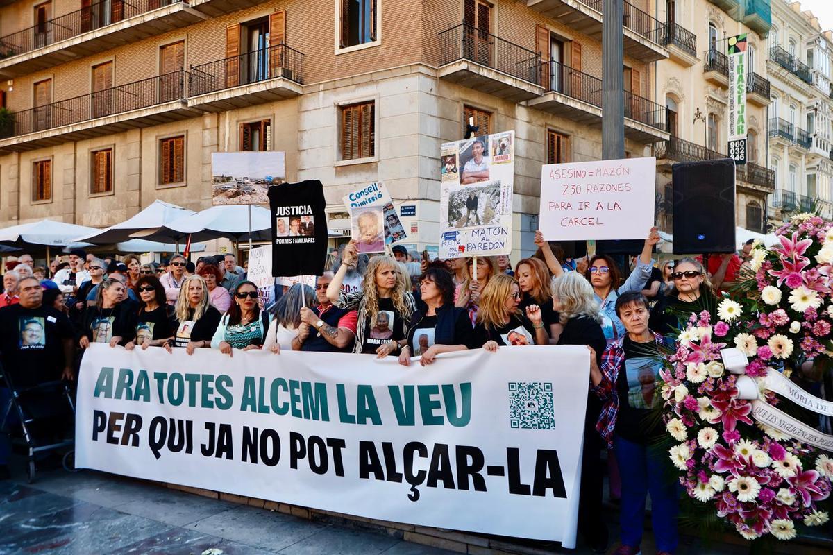 La concentración por la gestión de la dana de este 26 de abril, en imágenes