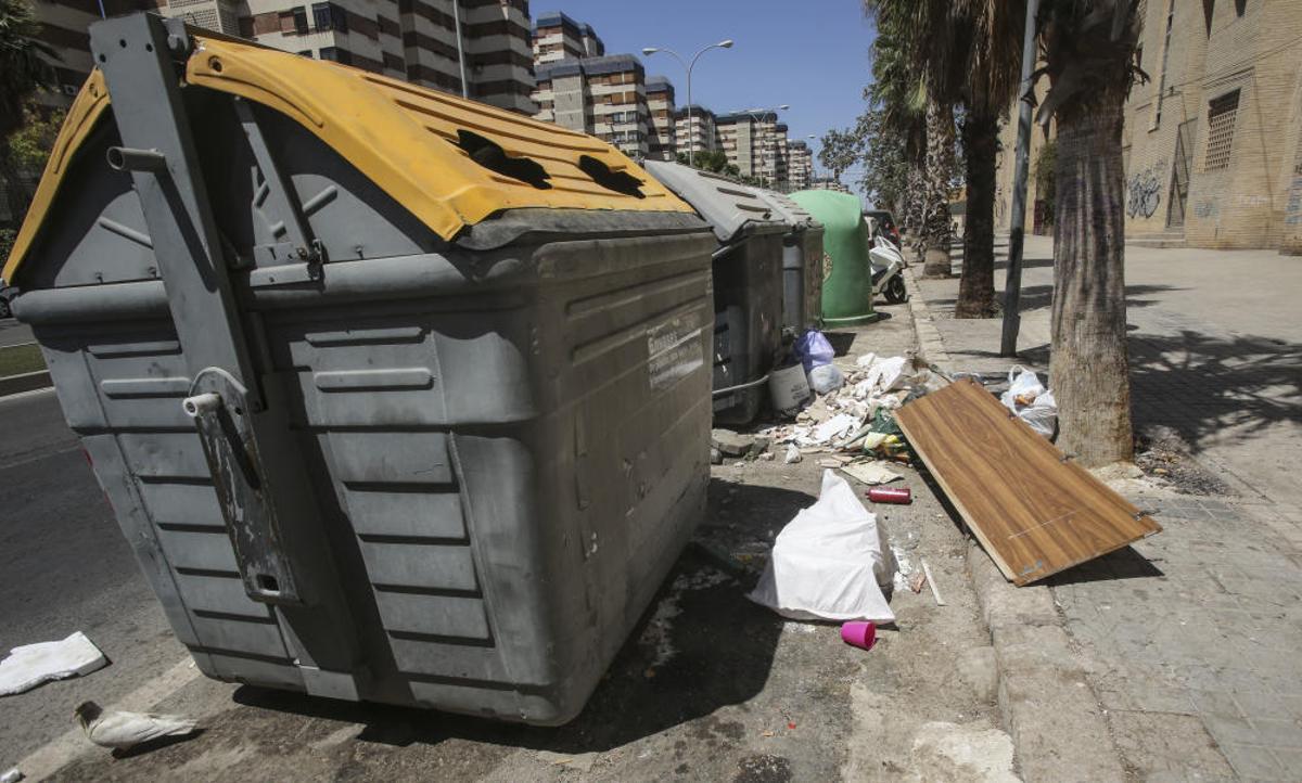 La suciedad se cronifica en los barrios en el verano