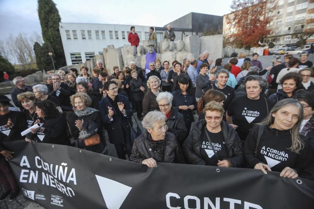 Concentración y colocación de lazo junto al monumento a Pablo Iglesias, dentro de la campaña A Coruña en Negro.