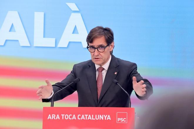 El líder del PSC, Salvador Illa, este martes en la sede del partido en unas jornadas de debate sobre el catalán