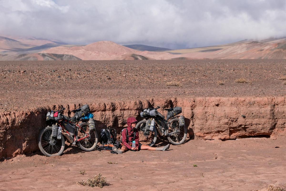 Sònia Colomo reposa al costa de les dues bicicletes.