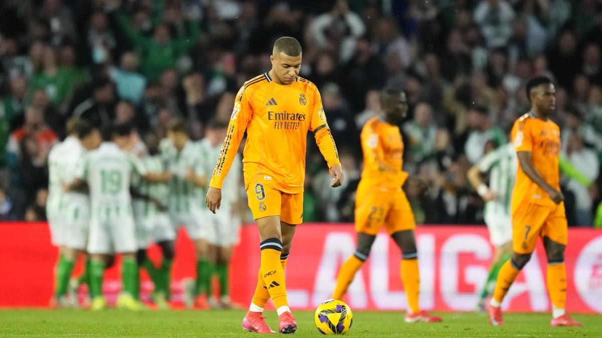 Kylian Mbappe se lamenta por el gol de Johnny Cardoso en el partido de Liga antre el Betis y Real Madrid