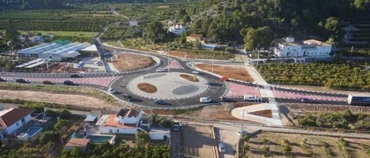 La nueva rotonda construida en la CV-60, en la entrada de la urbanización Monterrey del Real de Gandia.