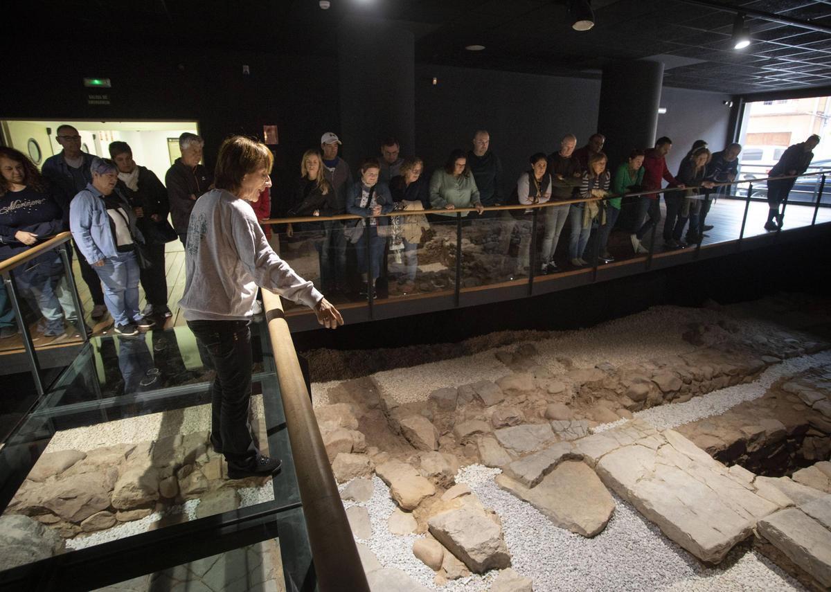 Imagen de archivo de una visita turística a la Via del Pòrtic.