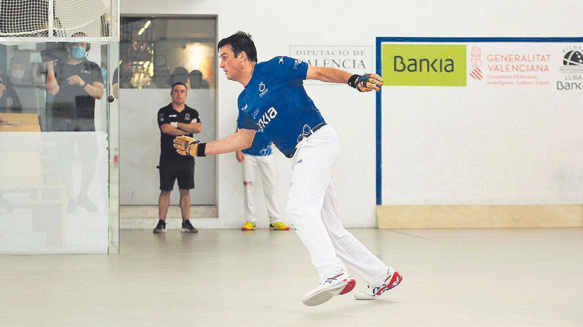 Genovés II golpea de volea durante una partida del Individual en el Trinquet de Pelayo.