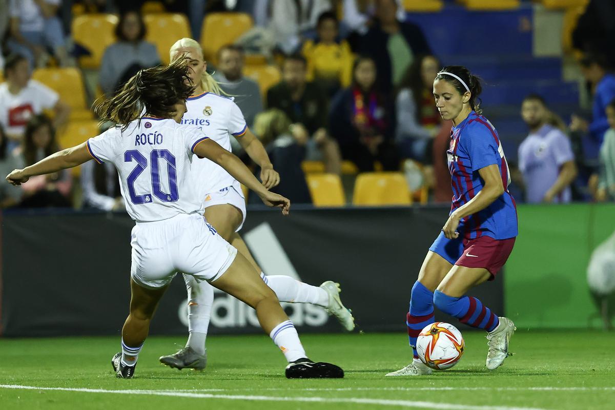 Aitana Bonmatí regatea a Rocío en la jugada del 2-0.