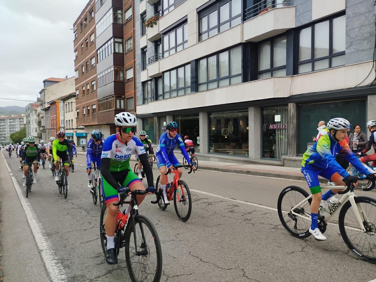 La salida del Trofeo Santiago y Santa Ana de ciclismo en Grado, en imágenes La salida del Trofeo Santiago y Santa Ana de ciclismo en Grado, en imágenes