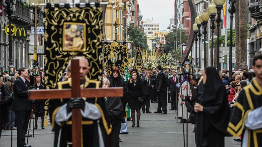 La procesión de la Hermandad Sacramental y Cofradía Nuestra Señora de Los Dolores, de Triana, ayer, en la Calle Mayor.