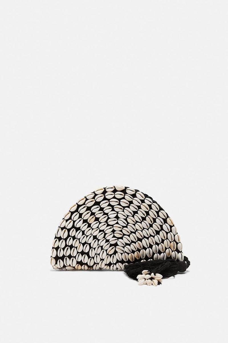 Cartera de mano conchas de Zara (precio: 15,99 euros)