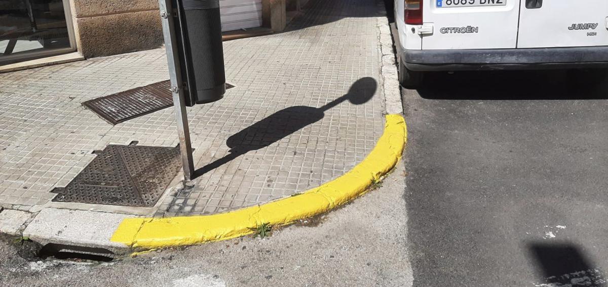 Cort embadurna los bordillos de piedra viva del ensanche para no aparcar