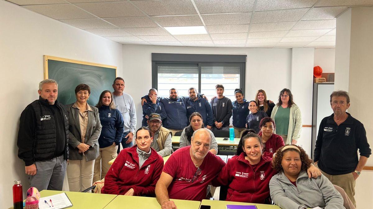 La alcaldesa, Mª Carmen Climent, con los alumnos en la clausura del taller.